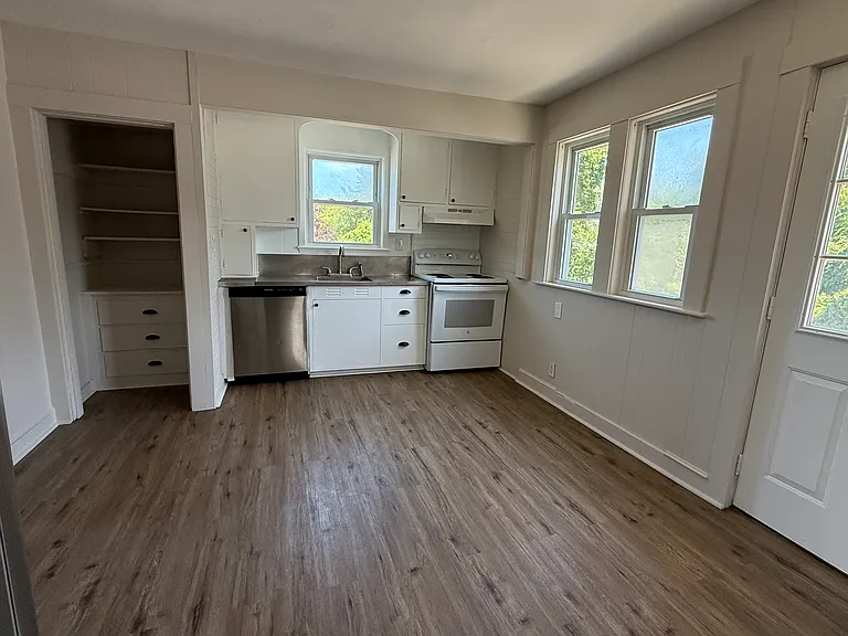 969 N Main St — Photo 10