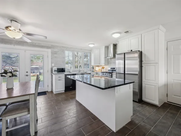 1013 Crane Dr, Euless, TX 76039