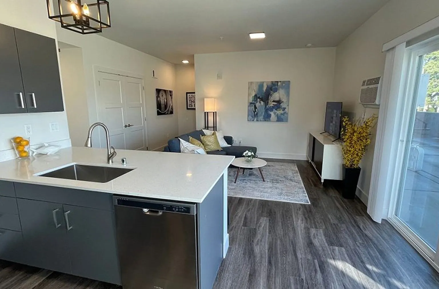 Thirty First Place Apartments — Photo 4