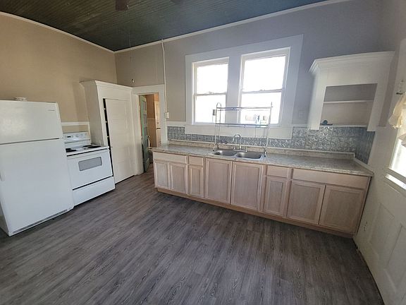 2nd image of 682 W Mill St