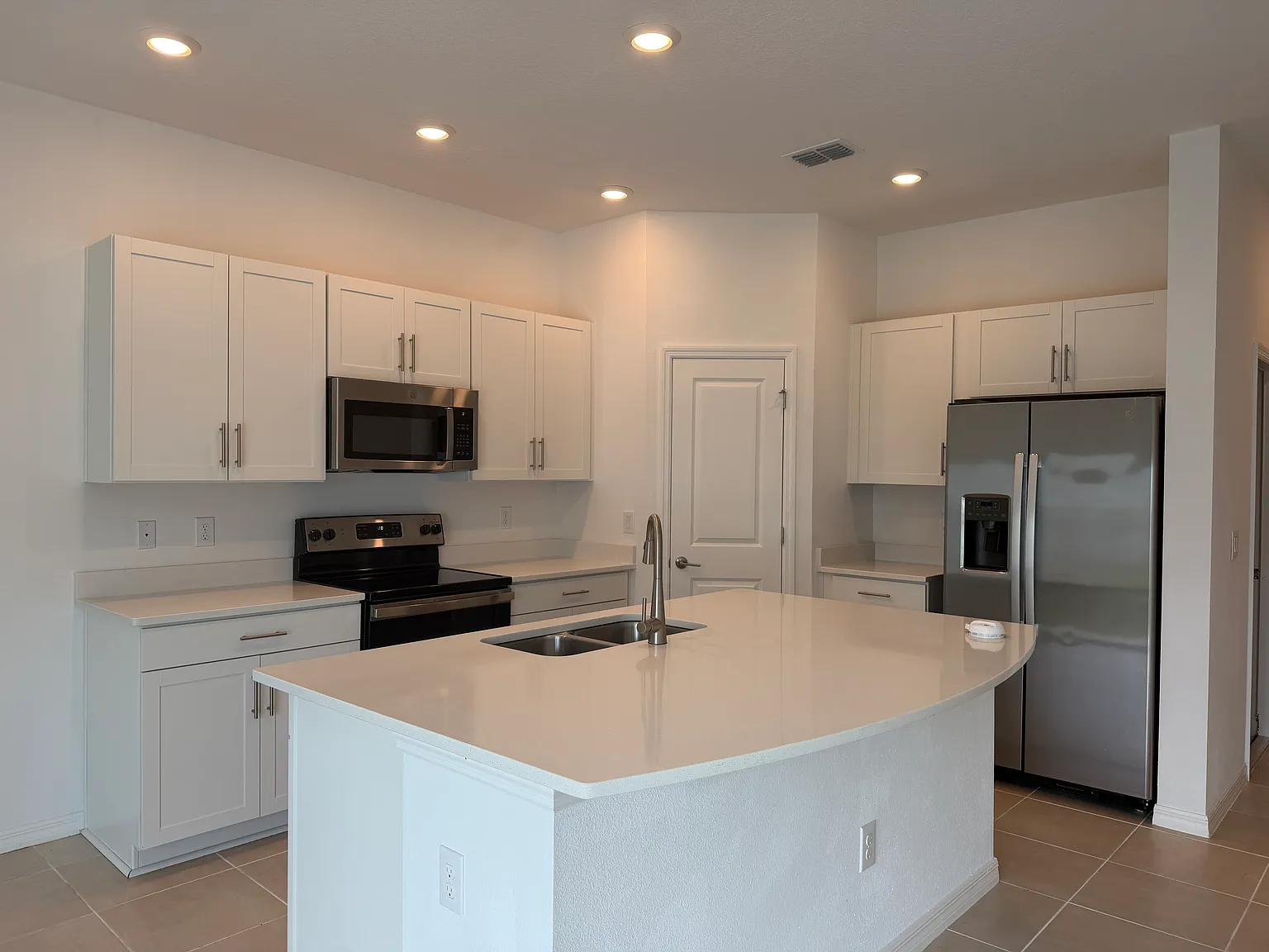 3 bed, 1373 sqft, $2,300 — Photo 2