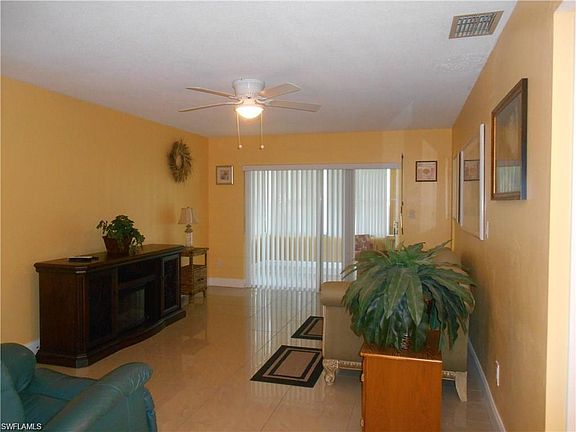 5th image of 352 Easton Ct