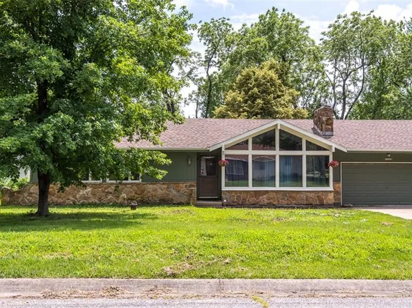 102 Walker Dr, Wellsville, KS 66092