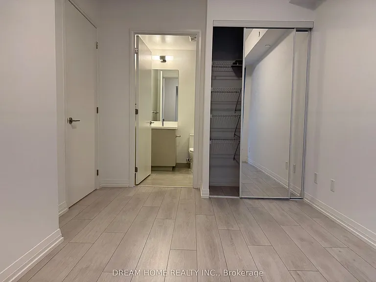 400 King St W #521 — Photo 12