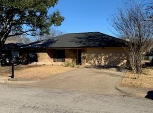 203 Tanglewood Ln, Waxahachie, TX 75165