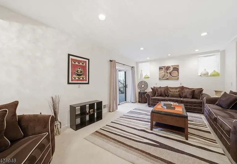 11 Rosewood Ln — Photo 40