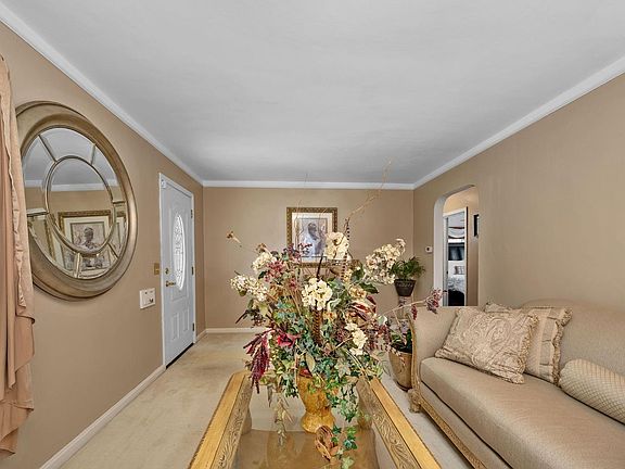 5th image of 6952 Gloria Dr