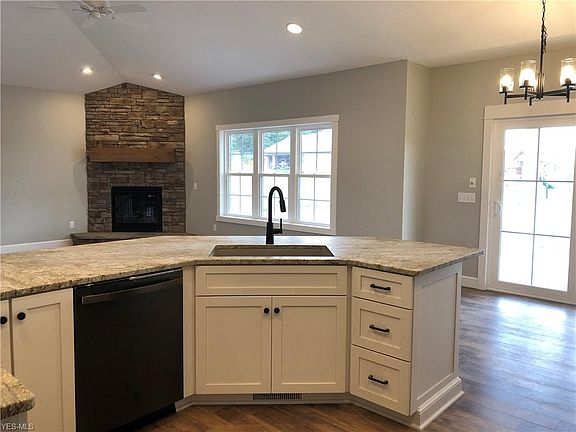 4th image of 1365 Whispering Pines Dr NE