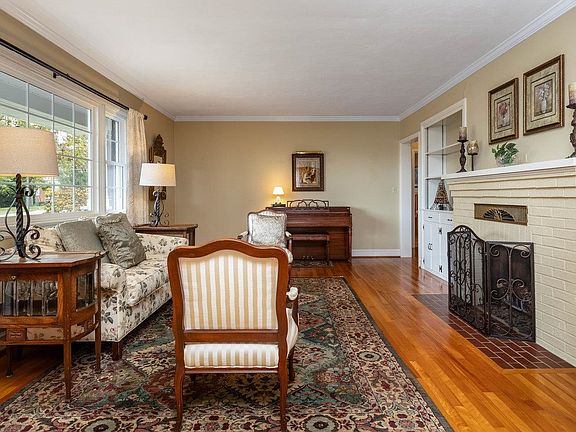 3rd image of 821 S Dogwood Dr