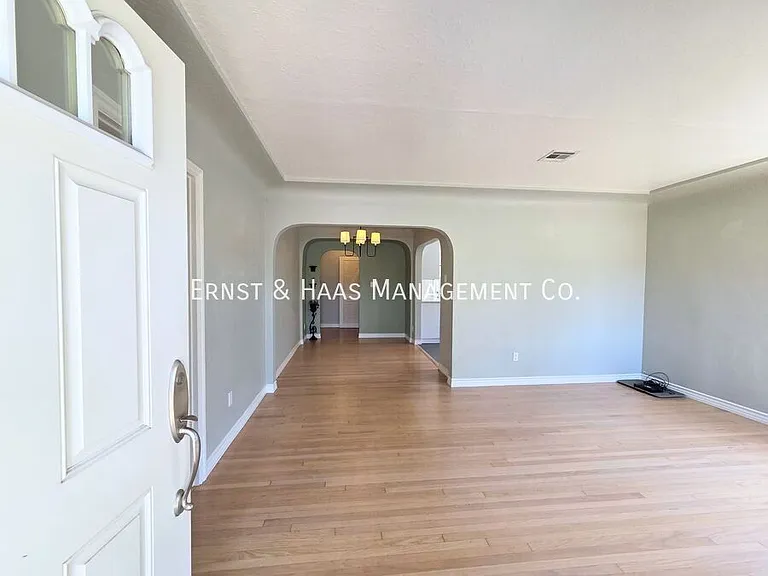 1926 Daisy Ave — Photo 3
