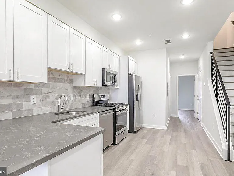 5217 Irving St #2 — Photo 4