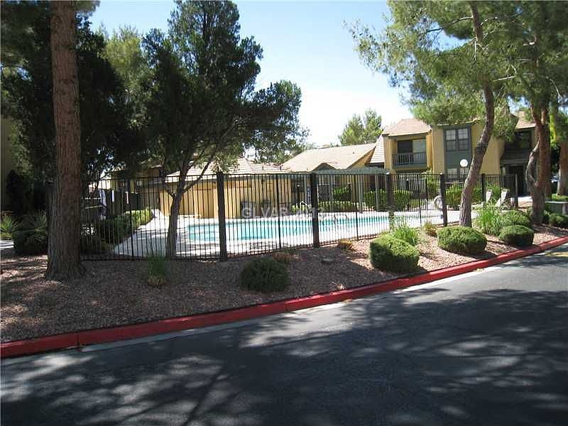 2nd image of 2383 Pickwick Dr