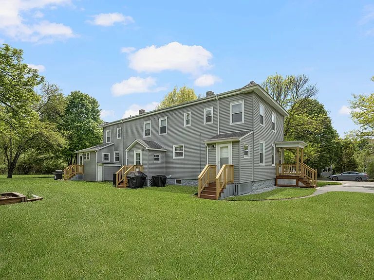 6 Boys Ave — Photo 26