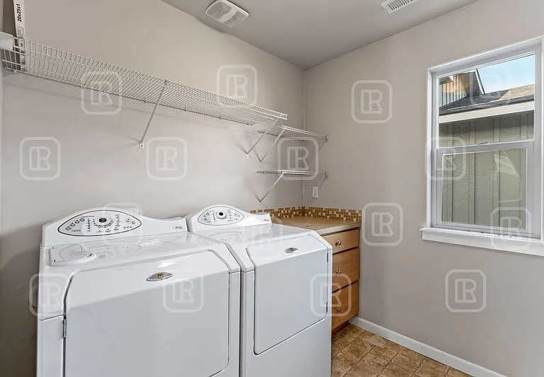 2211 N Oakland Ln — Photo 8