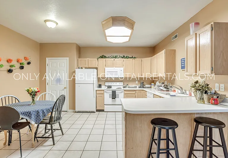 455 Belmont Pl #164-2 — Photo 2