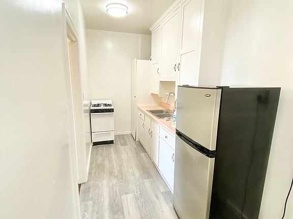 3rd image of 5425 Santa Monica Blvd APT 303