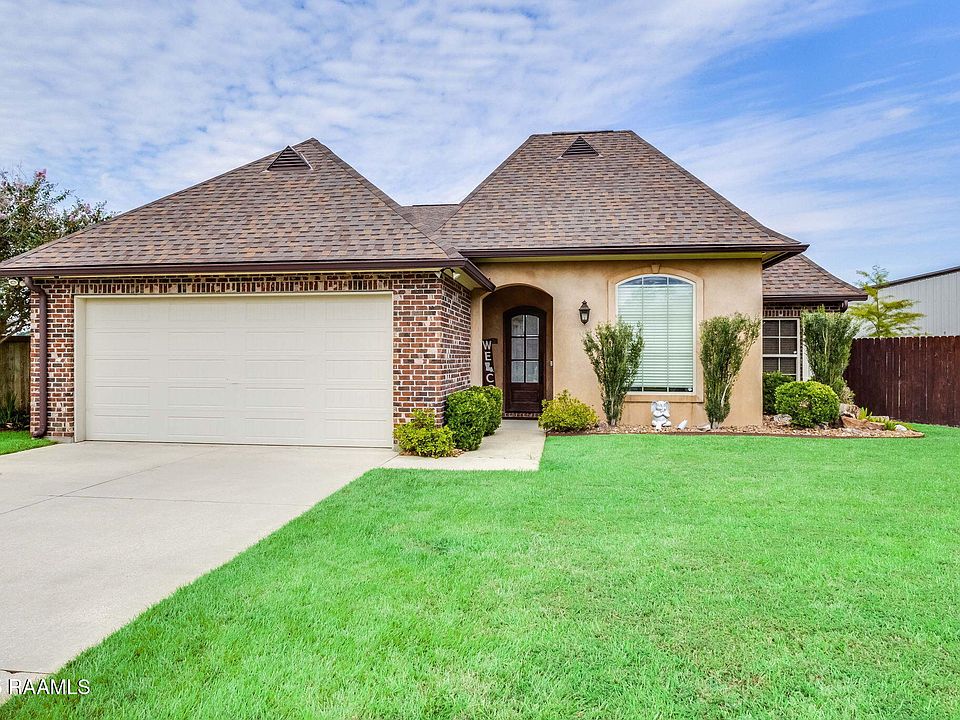 1st image of 102 Bayou Parc Dr