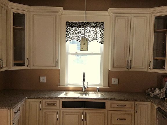 New granite,tile,cab,appls