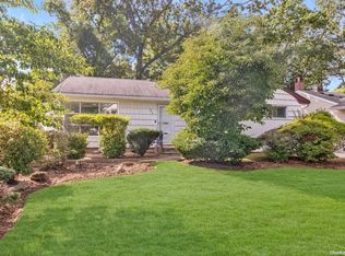 842 Maple Ln, East Meadow, NY 11554