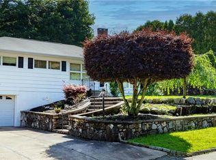 18 Woodstock Ln, Cranston, RI 02920