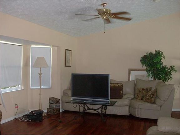 4th image of 1614 SW Lexington Dr