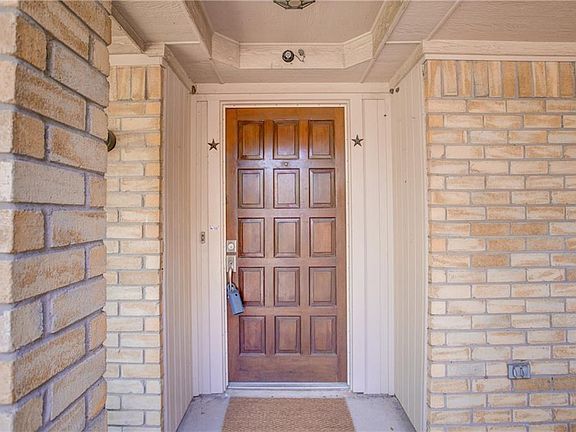 4th image of 2805 Laurel Ln
