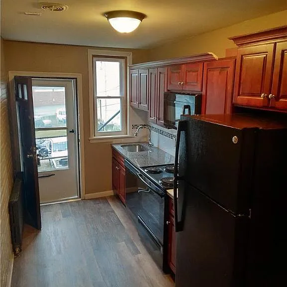 228 W 3rd St — Photo 2