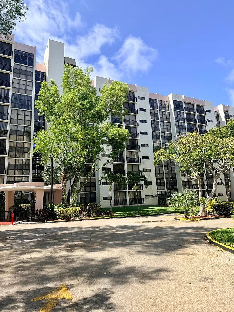 Building Photo - 17021 N Bay Rd #912