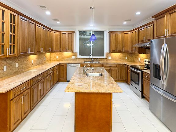 5th image of 827 Richardson Ct