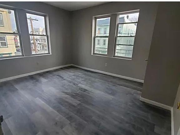 3rd image of 4 Roosevelt Ter #4