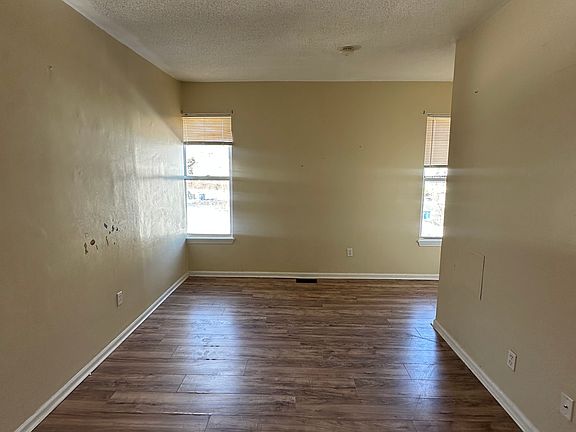 5th image of 138 Hallock Ave