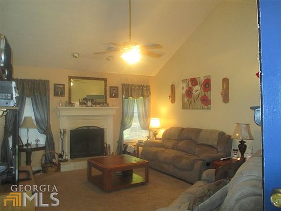 2nd image of 415 E Country Woods Dr