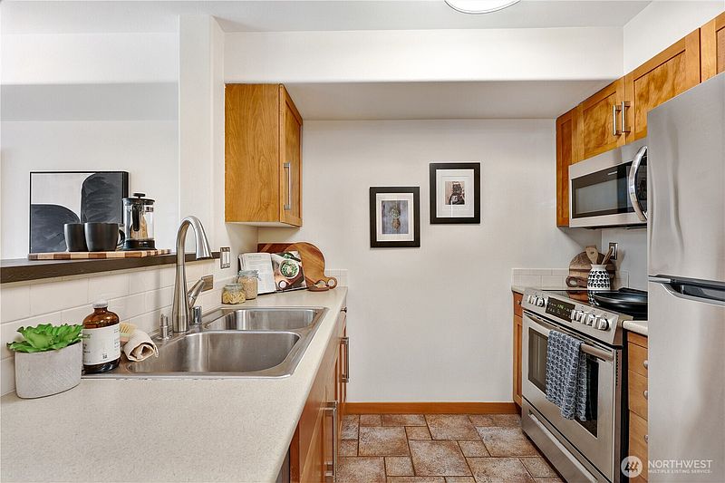 5th image of 3015 SW Avalon Way #204