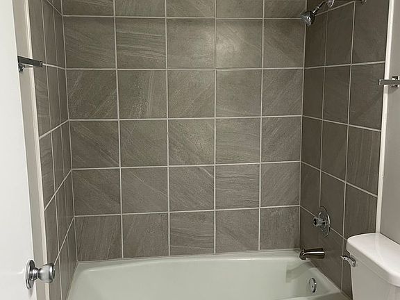 4th image of 140 Orchard Ct APT 4