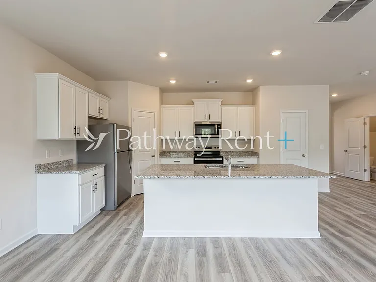 608 Mackenzie Cv — Photo 3