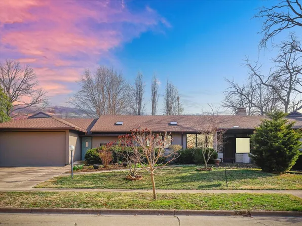 805 W Delaware Ave, Urbana, IL 61801