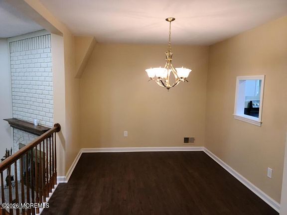4th image of 215 Clubhouse Dr