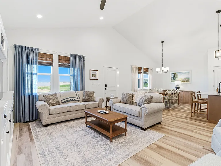 305 E Chevy Dr — Photo 3