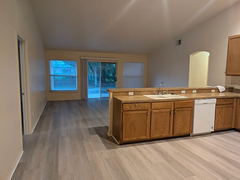452 E Hillcrest St — Photo 21