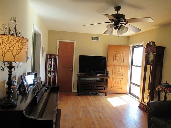 3rd image of 905 Alamo Ln
