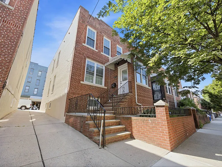 24-41 43rd St #Townhouse 1 — Photo 3
