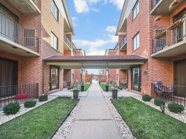 8428 W Catalpa Ave Unit 303, Chicago, IL 60656