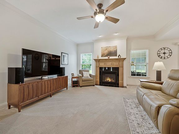 5th image of 834 Saint Giles Ct