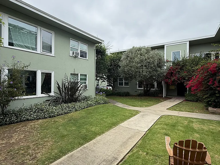 1033 N Sweetzer Ave — Photo 18