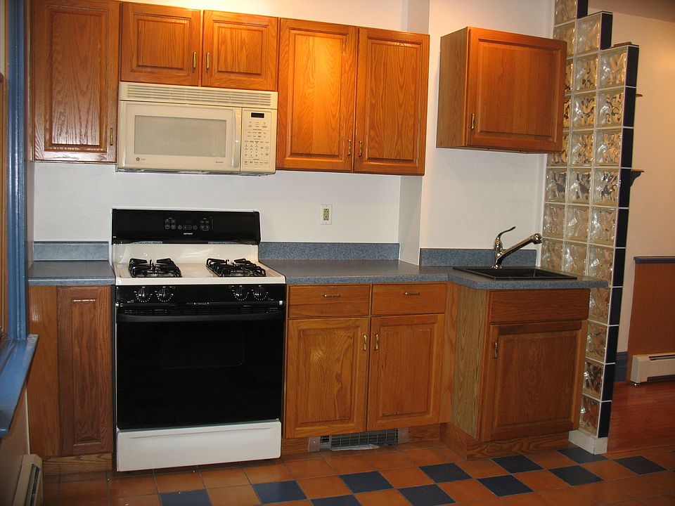 Kitchen side with 1st sink