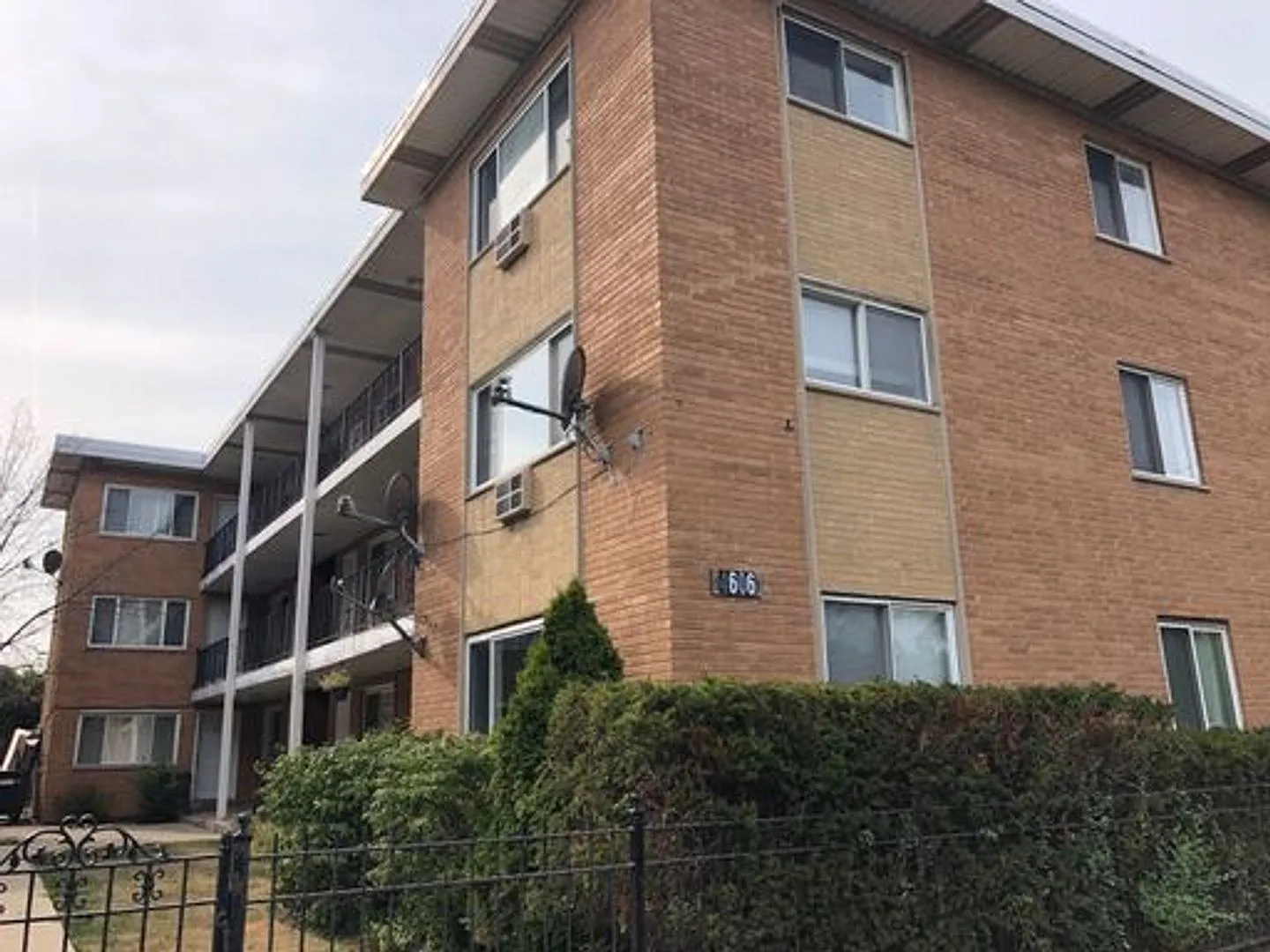 Well Maintained 1 Bedroom/1 Bath Unit Great Location Close to Ohare — Photo 1
