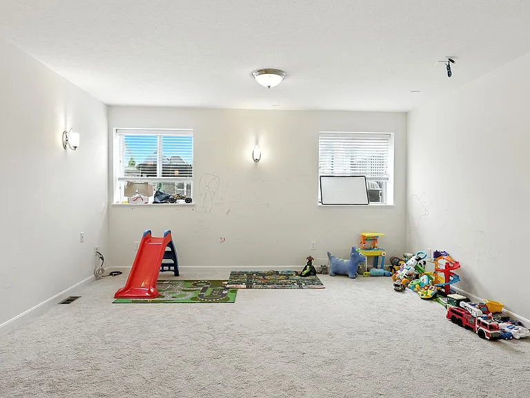 5497 Mercier St — Photo 32