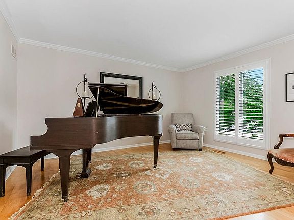 4th image of 15923 Overbrook Ln