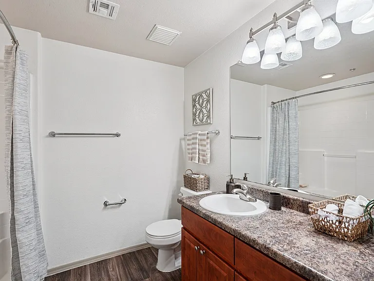 Del Mar Apartments — Photo 11