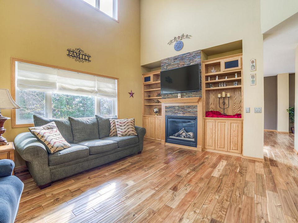 fireplace and built-ins